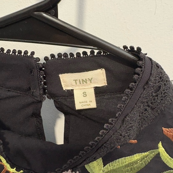 LIKE NEW- TINY BY ANTHROPOLOGIE Embroidered FLORAL BLOUSE - Size small - Picture 9 of 10